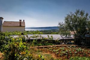 Apartments with a parking space Krk - 17897 