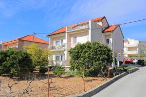 Apartments with a parking space Trogir - 18116