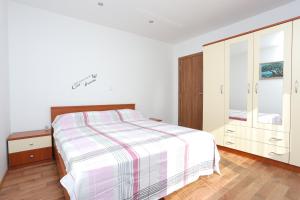 Apartments with parking space Trogir - 18116