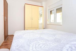 Apartments with parking space Trogir - 18116