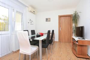 Apartments with parking space Trogir - 18116