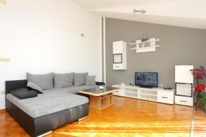 Apartments by the sea Pisak, Omis - 18141