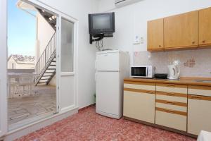 Apartments by the sea Pisak, Omis - 18141