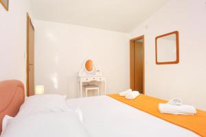 Apartments by the sea Pisak, Omis - 18141