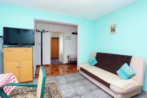 Apartments with a parking space Makarska 18145