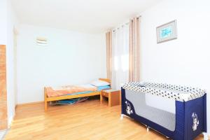 Apartments with parking space Makarska - 18145