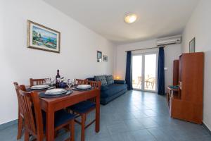 Apartments by the sea Igrane, Makarska - 18069