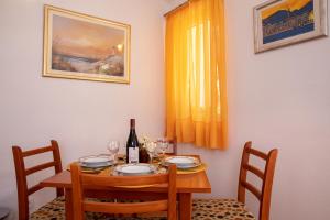 Apartments by the sea Igrane, Makarska - 18069