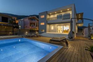 Family friendly apartments with a swimming pool Kastel Kambelovac, Kastela - 18117