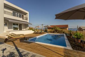 Family friendly apartments with a swimming pool Kastel Kambelovac, Kastela - 18117