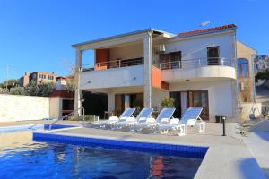 Apartments with a swimming pool Zrnovnica, Split - 18147 