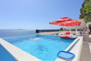 Family friendly apartments with a swimming pool Zivogosce - Porat, Makarska - 18150