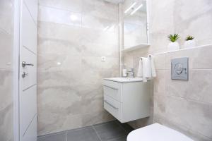 Family-friendly apartments with swimming pool Zivogosce - Porat, Makarska - 18150