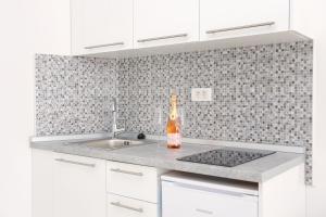 Family-friendly apartments with swimming pool Zivogosce - Porat, Makarska - 18150