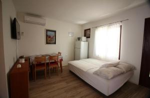 Apartments with a parking space Sveti Vid, Krk - 18139