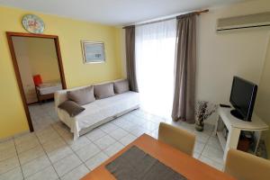 Apartments with a parking space Murter - 18186