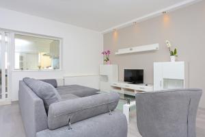 Apartments with parking space Makarska - 18213