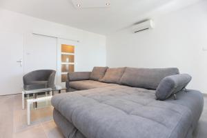 Apartments with parking space Makarska - 18213