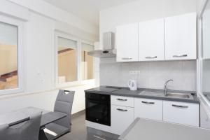 Apartments with parking space Makarska - 18213