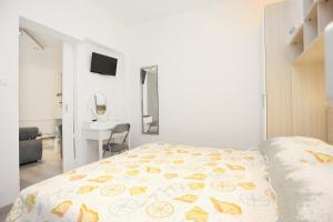 Apartments with parking space Makarska - 18213