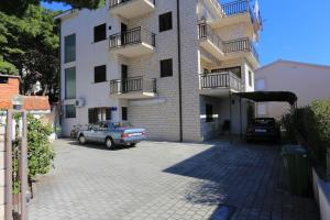 Apartments with a parking space Makarska - 18185