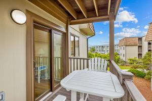 Cheery coastal condo with balcony, AC, WD, 2 pools, grills, & beach access