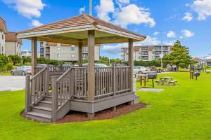 Cheery coastal condo with balcony, AC, WD, 2 pools, grills, & beach access