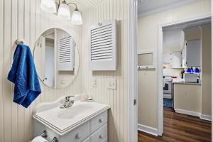 Cheery coastal condo with balcony, AC, WD, 2 pools, grills, & beach access