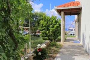 Apartments by the sea Sumpetar, Omis - 18286