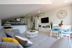 Apartments by the sea Murter - 18306