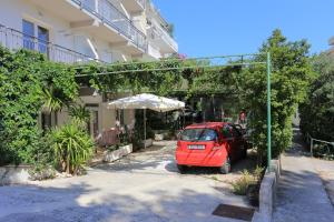 Apartments with a parking space Makarska  18332