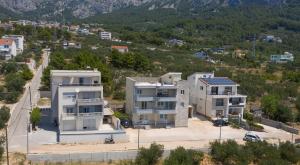 Apartments with a parking space Makarska  18337