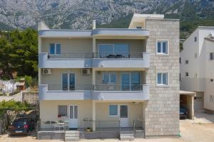 Apartments with a parking space Makarska - 18337