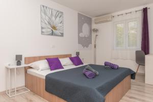 Apartments with a parking space Makarska 18337