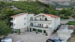 Apartments with a parking space Makarska - 18367