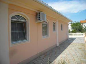 Apartments with parking space Vir - 18389