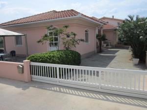 Apartments with parking space Vir - 18389