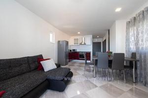 Apartments by the sea Igrane, Makarska - 18405