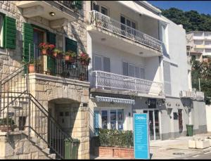 Apartments and rooms by the sea Brela, Makarska - 18413 