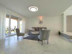 Apartments with parking space Rijeka - 18146