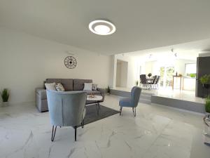 Apartments with parking space Rijeka - 18146