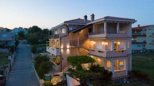 Apartments with parking space Lopar, Rab - 18388