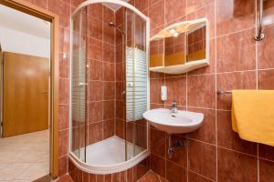 Apartments by the sea Seget Vranjica, Trogir - 18229