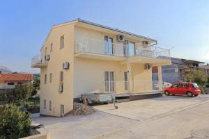 Apartments with a parking space Split - 18214 