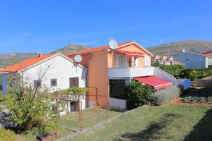 Apartments with a parking space Seget Vranjica, Trogir - 18326