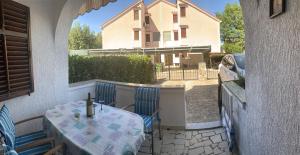 Apartments with a parking space Vantacici Krk 18476