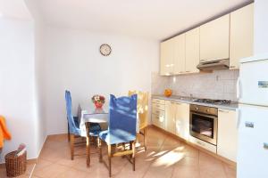 Apartments with a parking space Makarska 18498