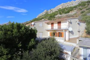 Apartments with a parking space Brela, Makarska - 18495 