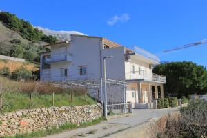 Apartments with a parking space Brela, Makarska - 18495 