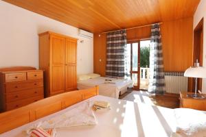 Apartments with parking space Brela, Makarska - 18495